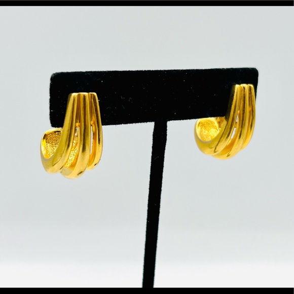 Gold tone vintage clip on earrings career style simple - Picture 9 of 10